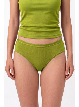 Slip Christine moosgrün Vorderansicht am Model