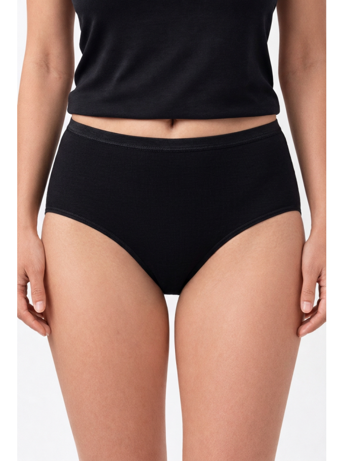 Slip Vera schwarz Vorderansicht am Model